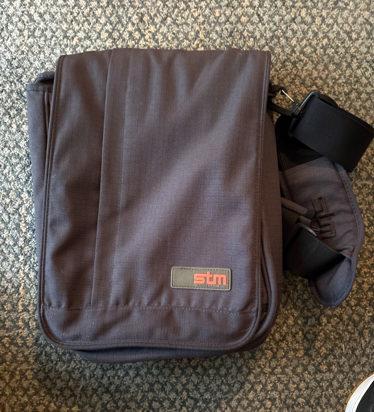 STM, Vertical Laptop bag, Padded, Gray Carbon, Messenger