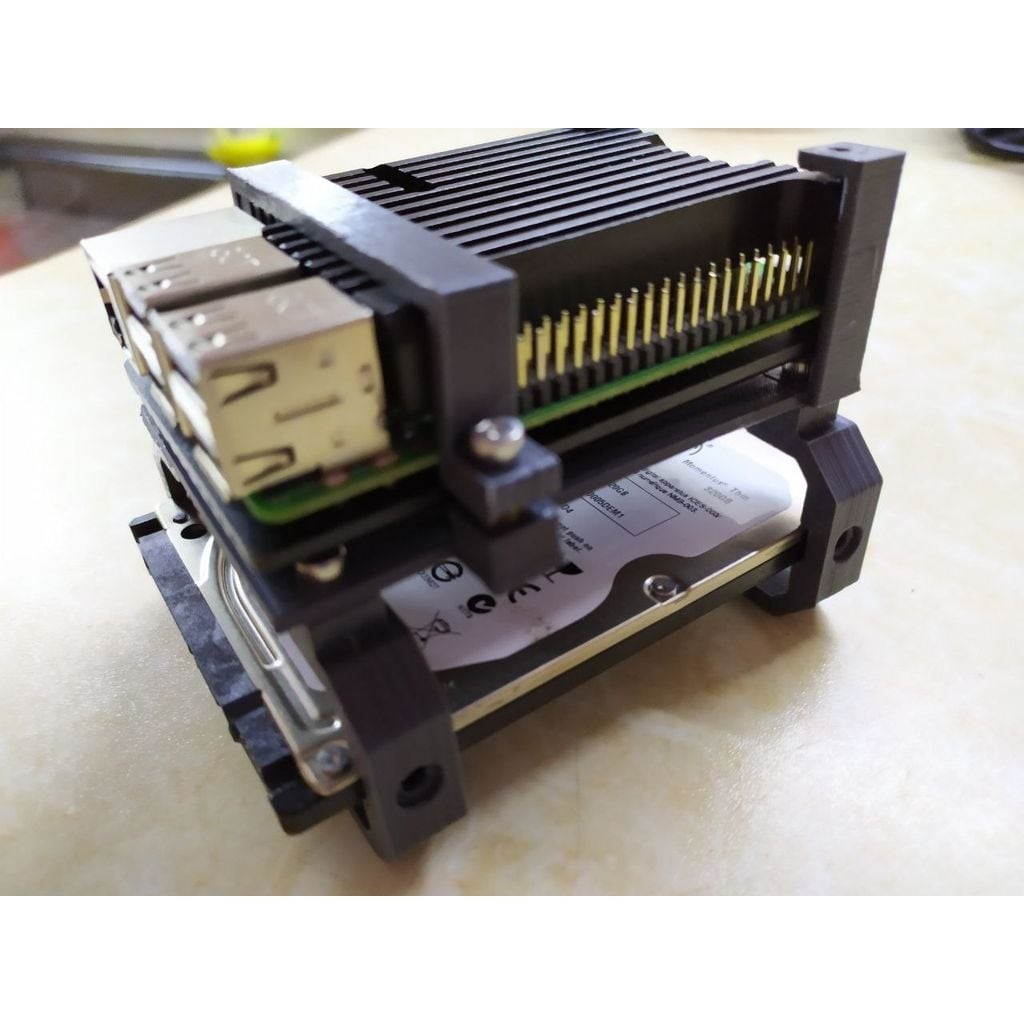 Raspberry Pi with 2.5 ssdhdd and armored passive cooling case 3d Printed