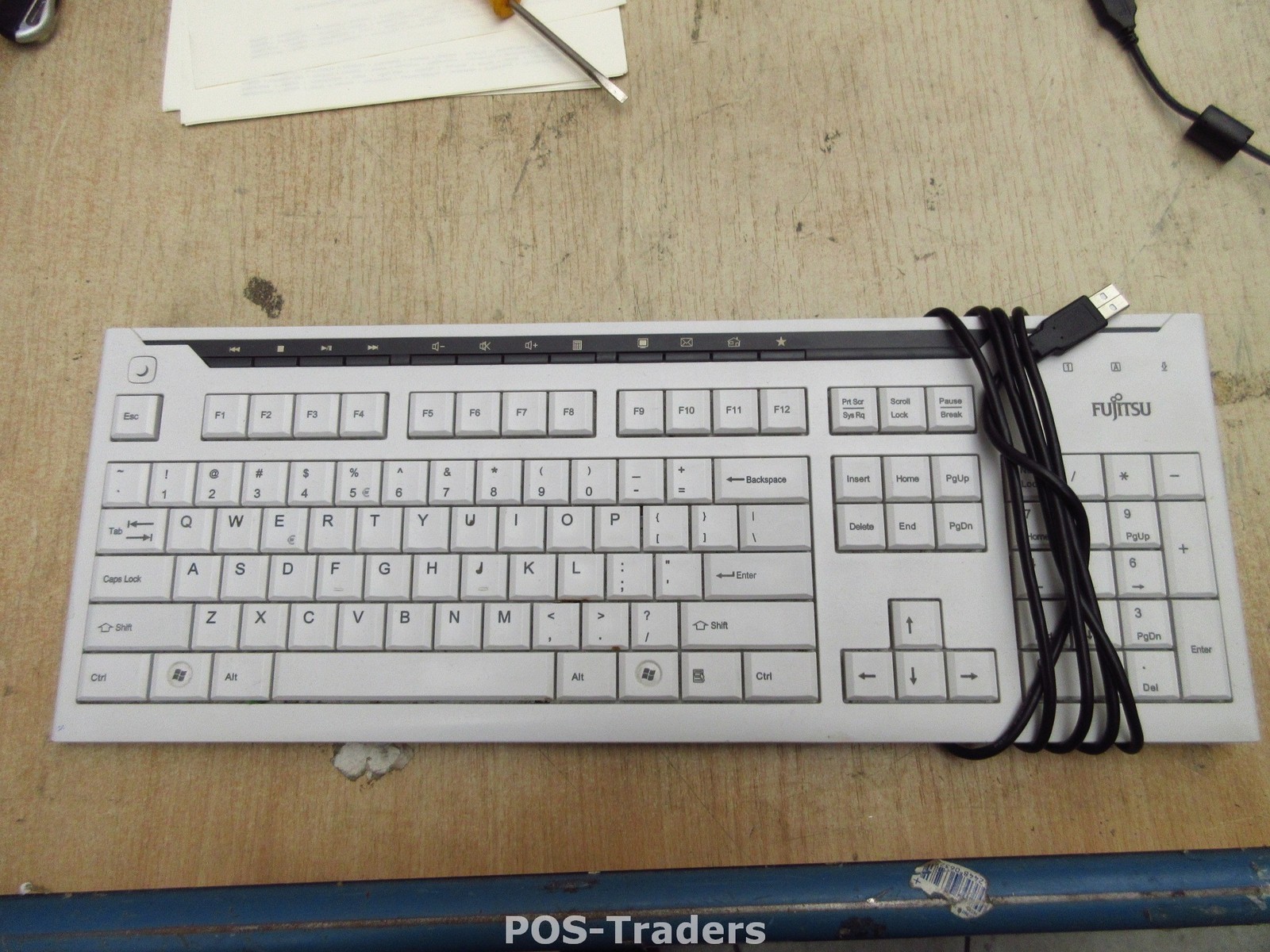 FUJITSU SIEMENS KB500 QWERTY KEYBOARD WHITE WIT WHITE 117 KEYS MULTIMEDIA USB