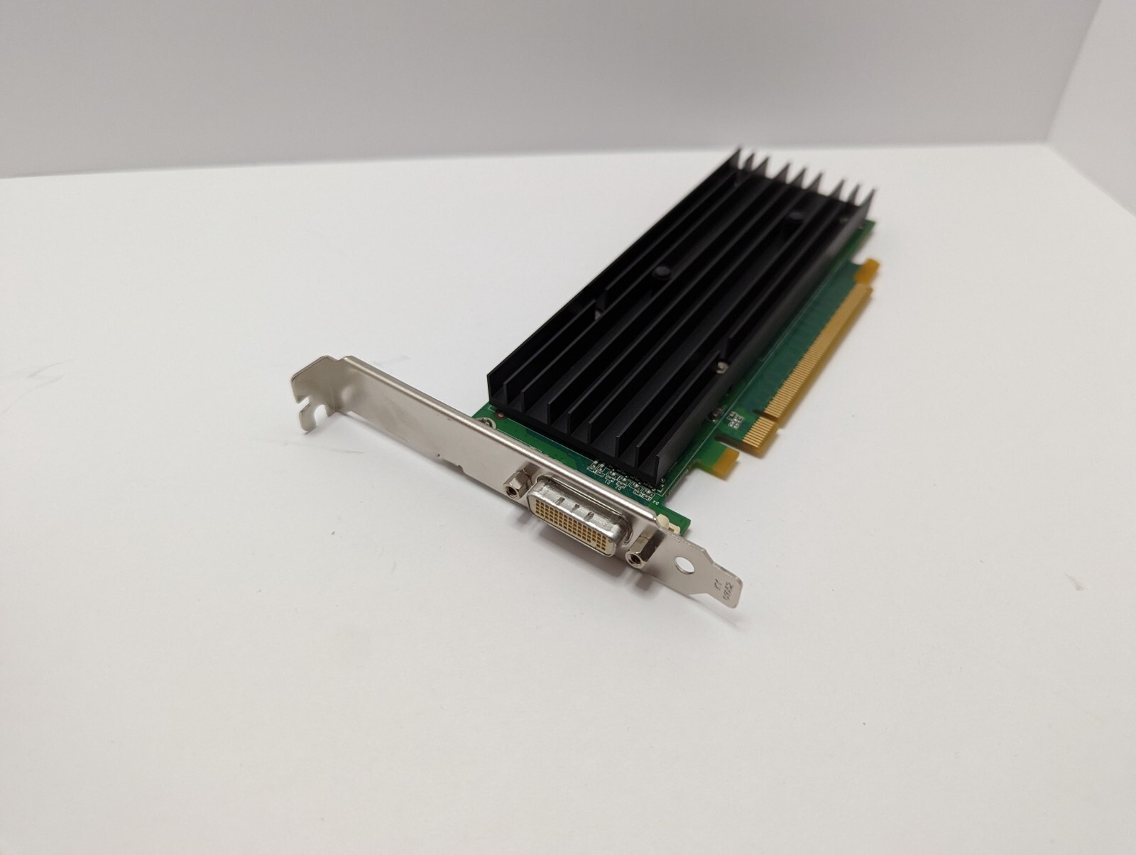 Nvidia~Graphics Card (P538 Dell 0TW212 256MB PCI-E) Video Card
