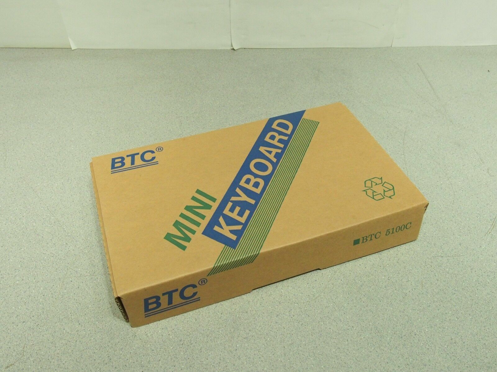 New In Box BTC 5100C DIN 5 Pin Mini Compact Keyboard AT Din5 Connector