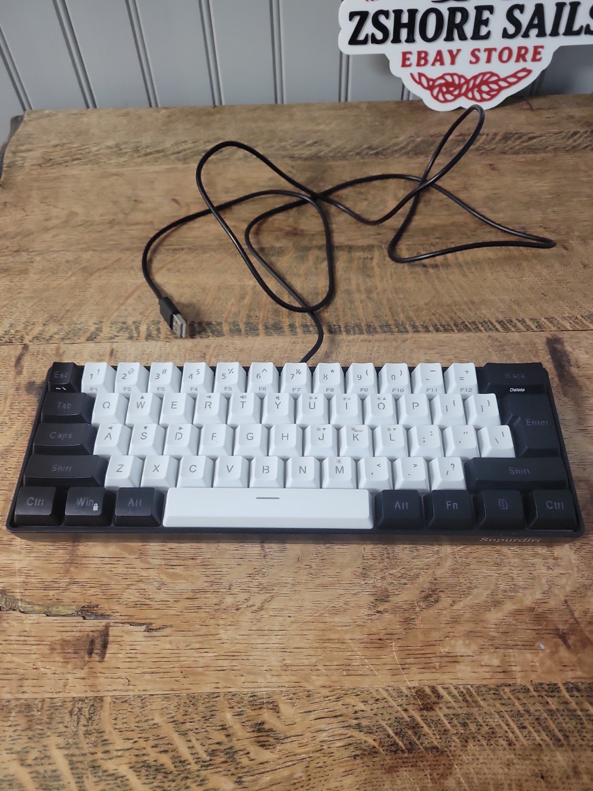 Snpurdiri V800 61-Key RGB Illuminated Gaming Keyboard USB Wired Black/White