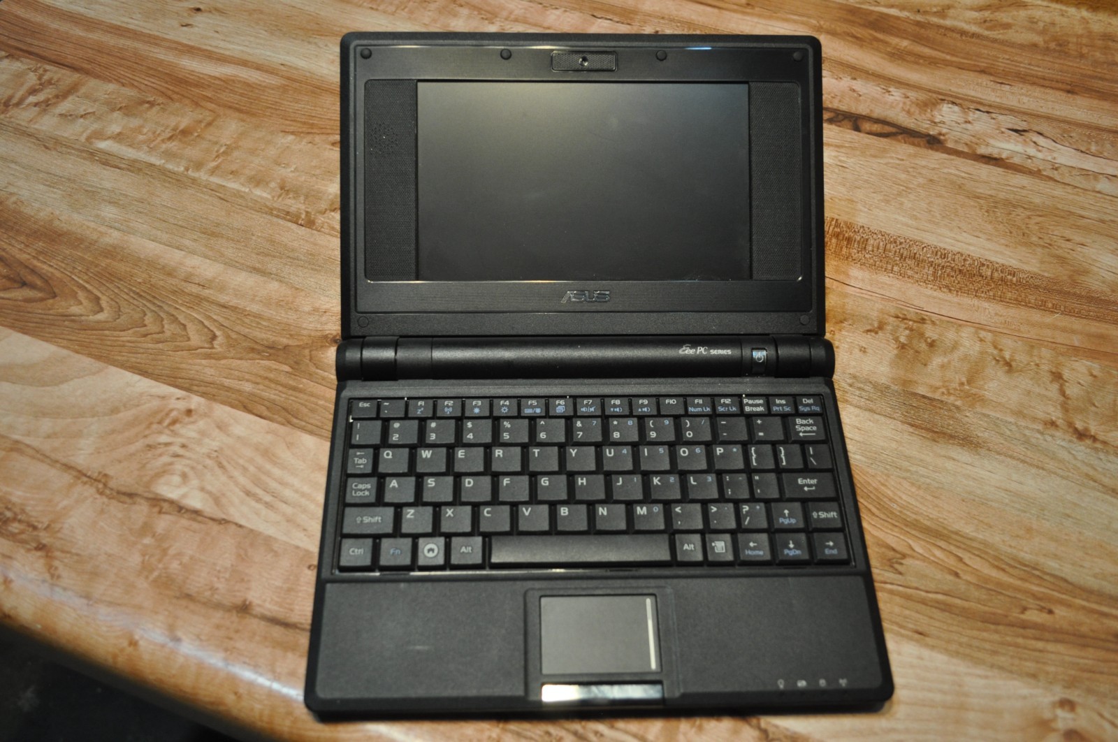 ASUS Eee PC 701 Black LOOKS REALLY GOOD but has not been Tested SOLD AS IS