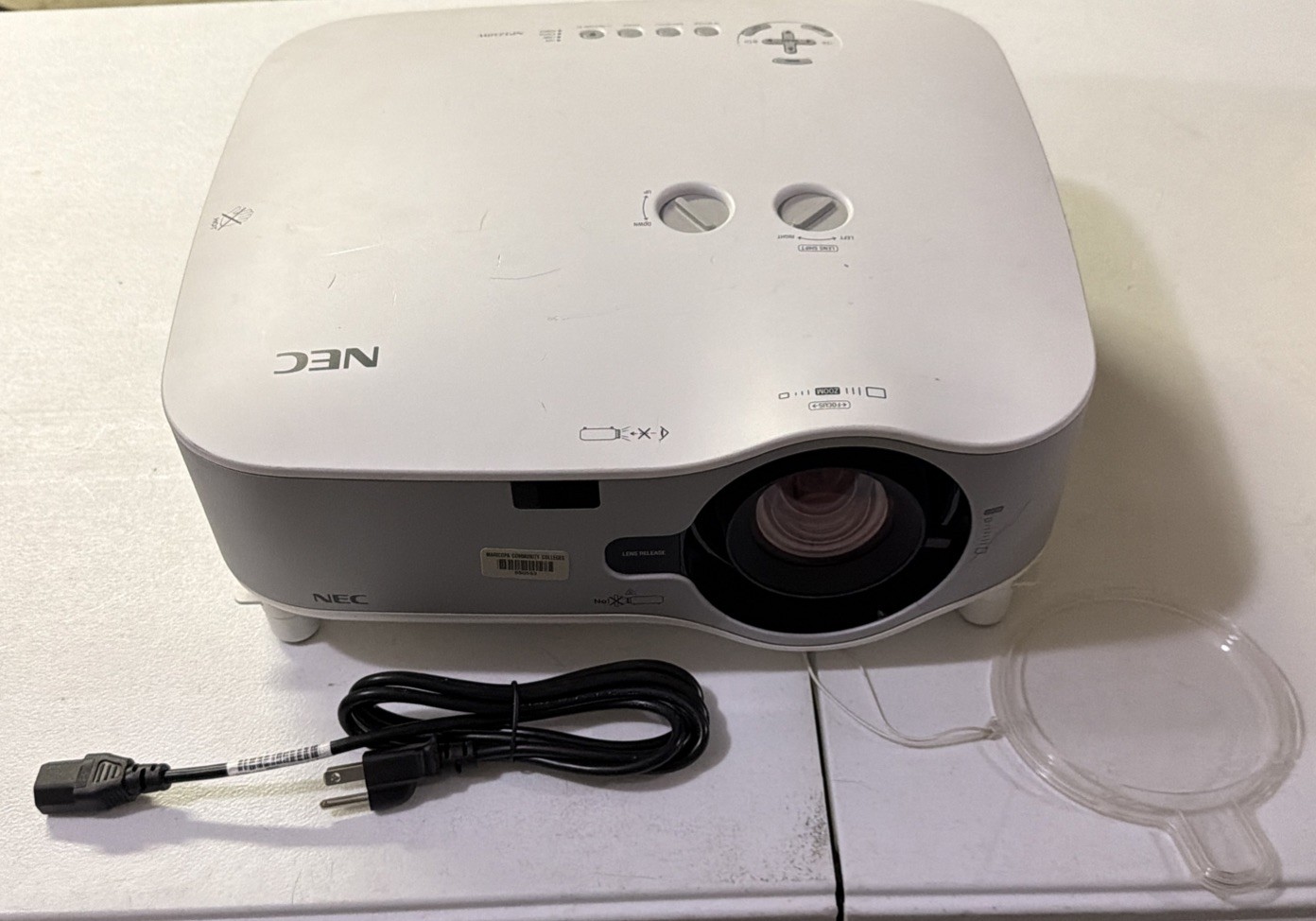 NEC NP2150 3LCD PROJECTOR 4200 LUMENS HD 600:1 XGA - 1948 Lamp Hours