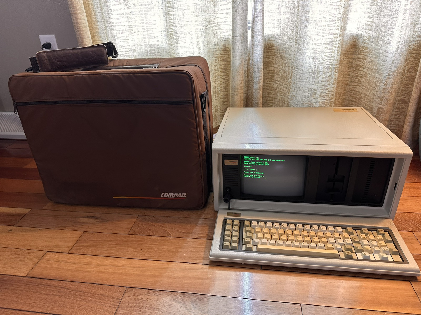 COMPAQ PLUS Model 101709 Portable Desktop Computer Vintage With Compaq Bag.