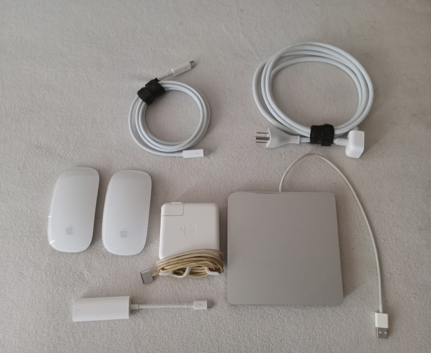 LOT OF APPLE ACCESSORIES - INCLUDING (A1370, A1296, A1435)
