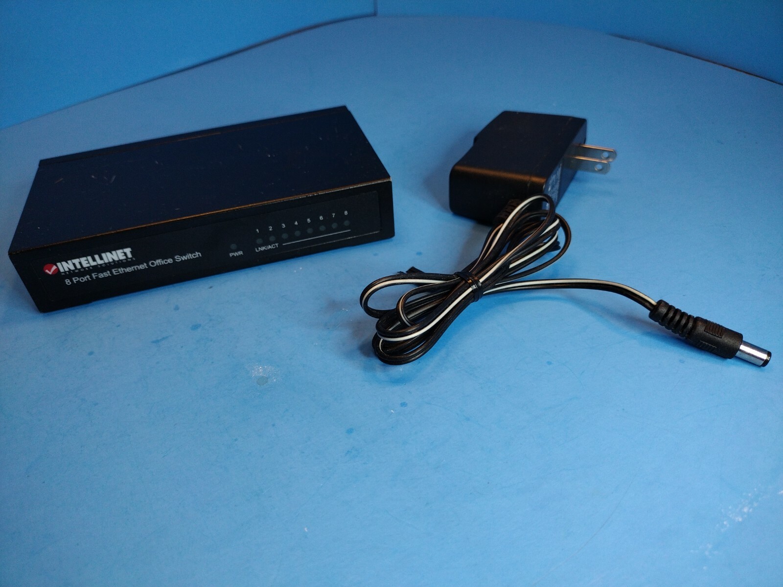 Intellinet 8-port 10/100 Fast Ethernet Switch, Office Desktop Metal Case 