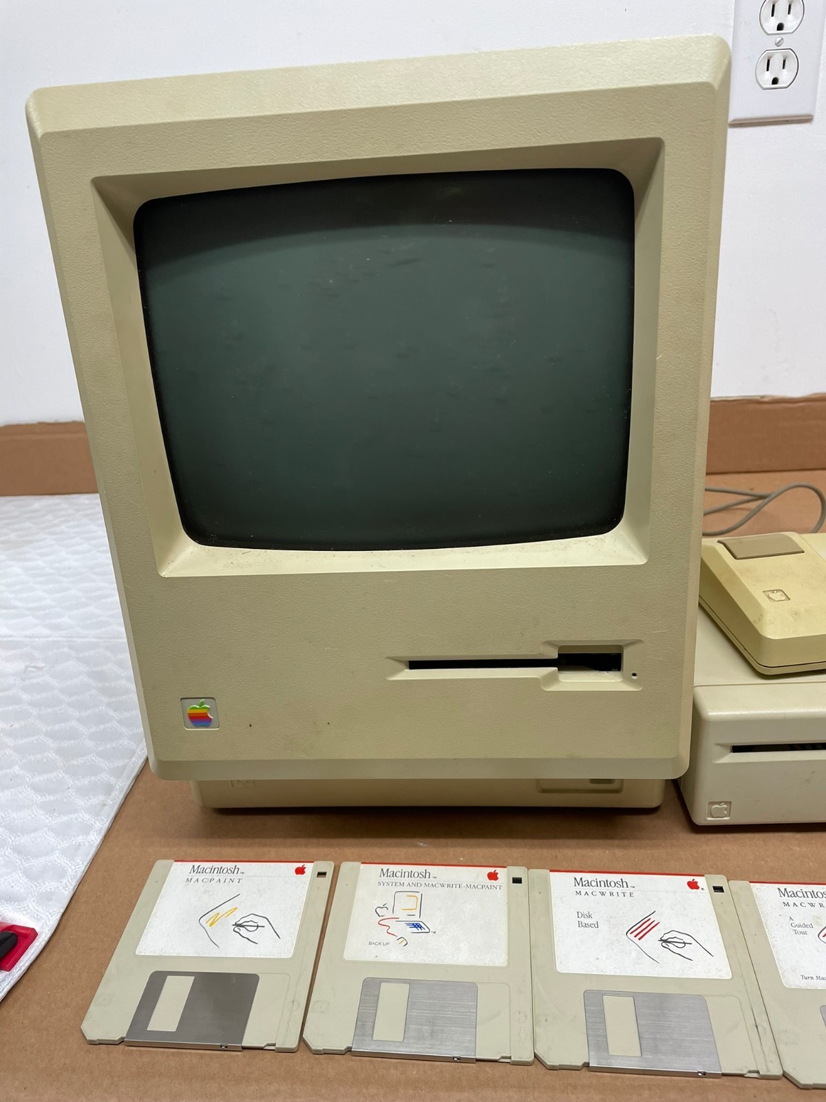 A Truly Nostalgic Apple Macintosh 512K (missing keyboard) 