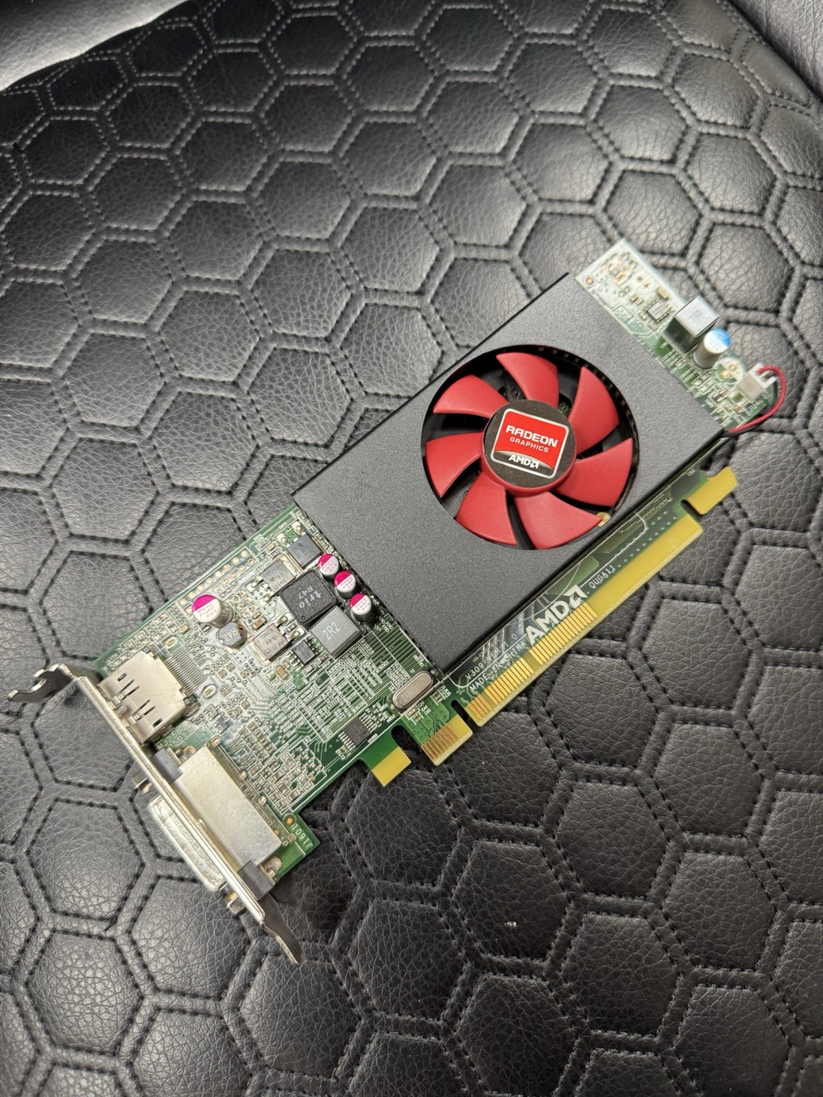 Dell AMD Radeon HD 8490 1GB V309 Graphics Video Card 109-C55357-00_02Low profile