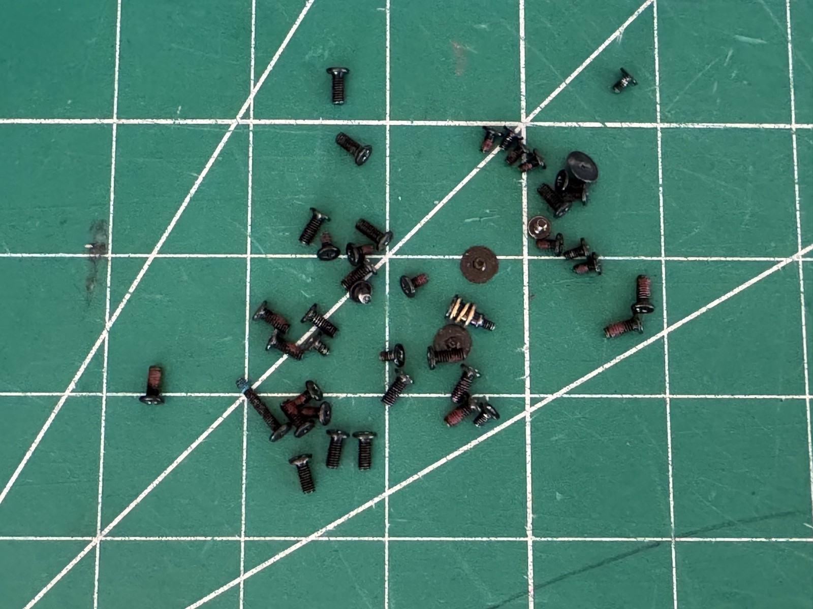 EVOO GAMING LAPTOP EG-LP7-BK SCREWS ONLY