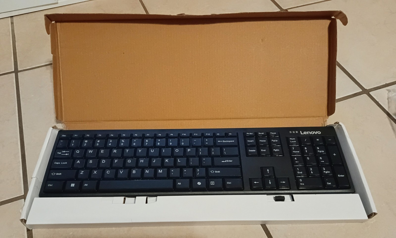 Lenovo 100 Wireless Compact Keyboard Full-Size USB Receiver Silent Keys Black