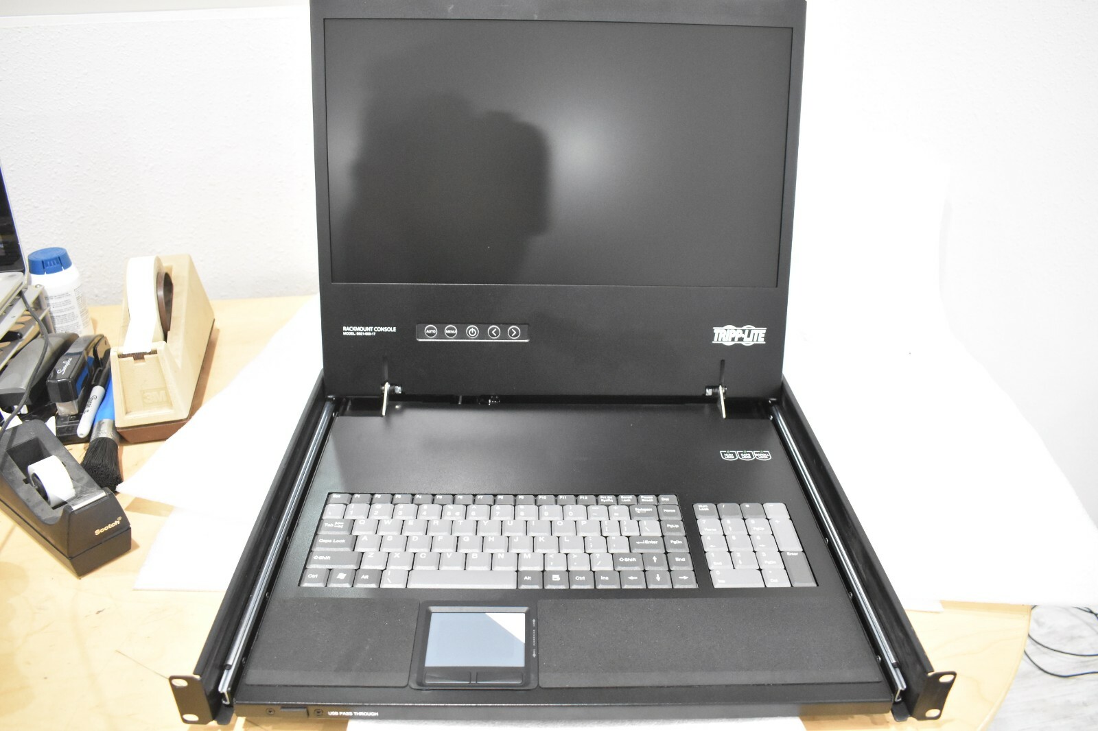 TRIPP LITE B021-000-17 1U RACKMOUNT CONSOLE W/ 19" LCD