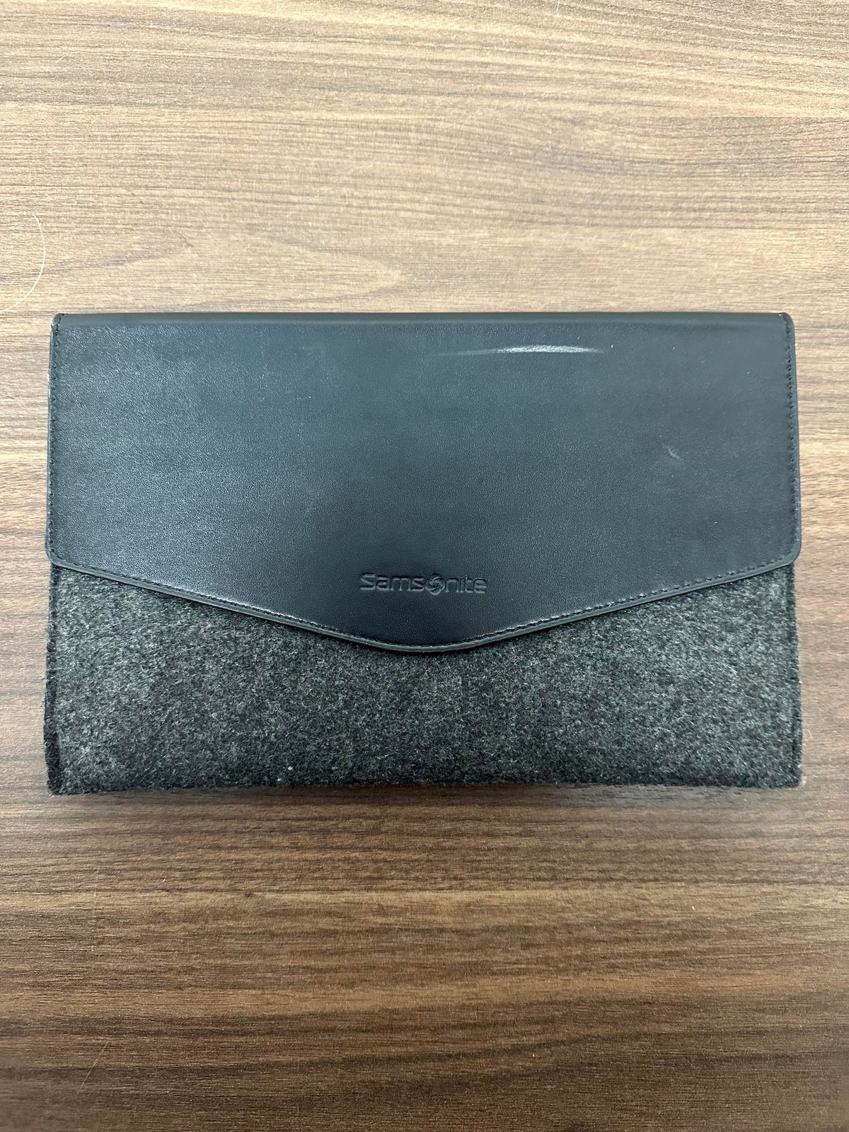 Samsonite Faux Leather And Gray Felt Carrying Case For Tablets And E Readers