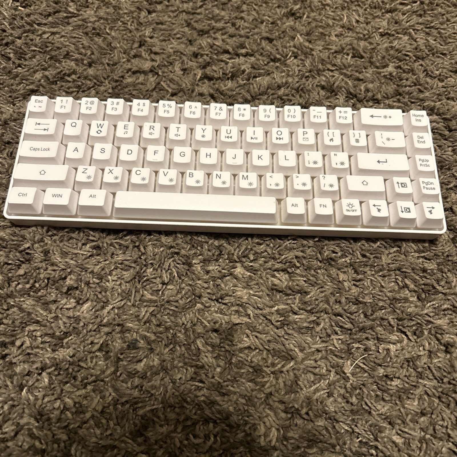 Solakaka 68 Key Compact Keyboard Model: SK968 Gaming White Great Condition