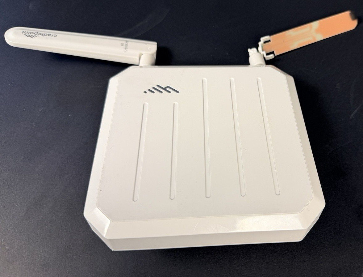 CradlePoint L950 L950-C7A POE Dual SIM 4G, Broken Antenna, POE ONLY Powers On