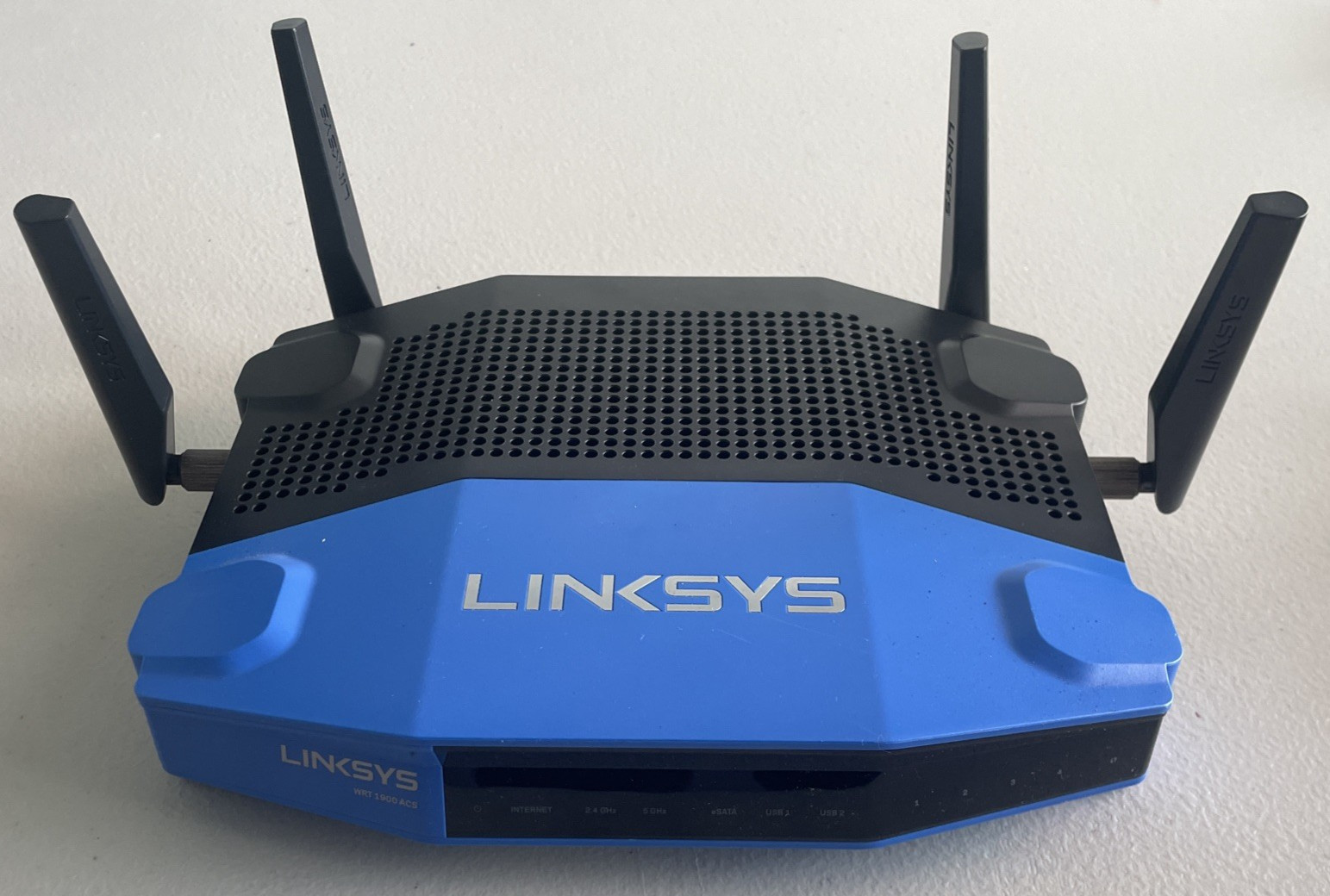 LINKSYS WRT1900ACS V2 Dual Band Gigabit Wi-Fi Router 1300 Mbps 4 Port W/adapter