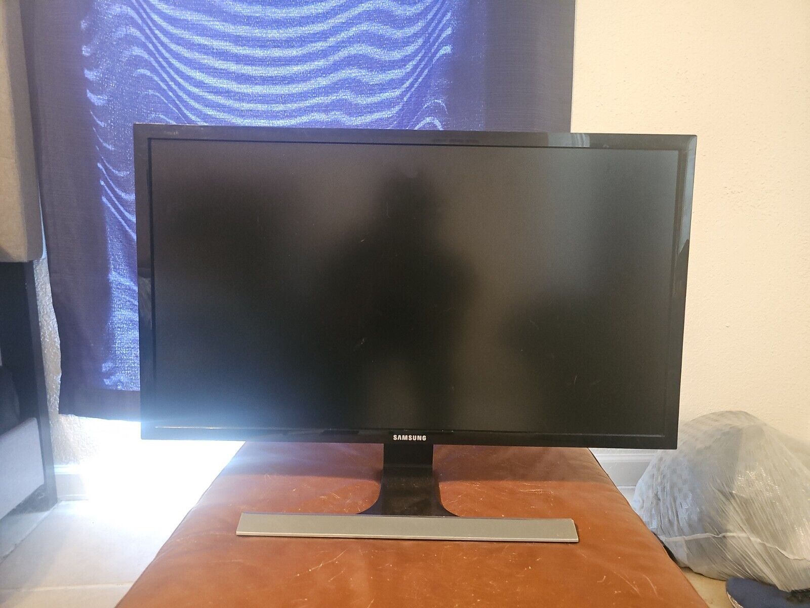 Samsung UE570 28'' UHD Monitor Only. No Power Cord.