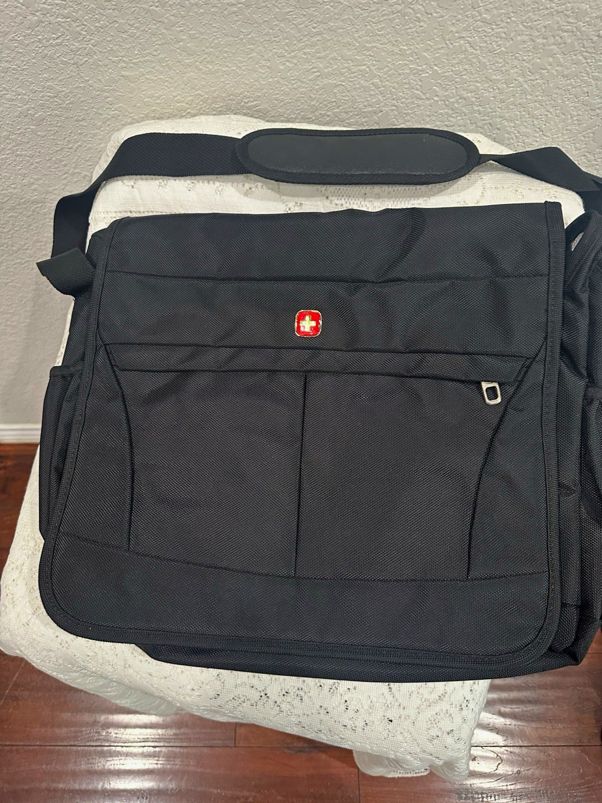 SWISSGEAR by Wenger Black Nylon Shoulder/Messenger Laptop Bag 16 in Padded Large