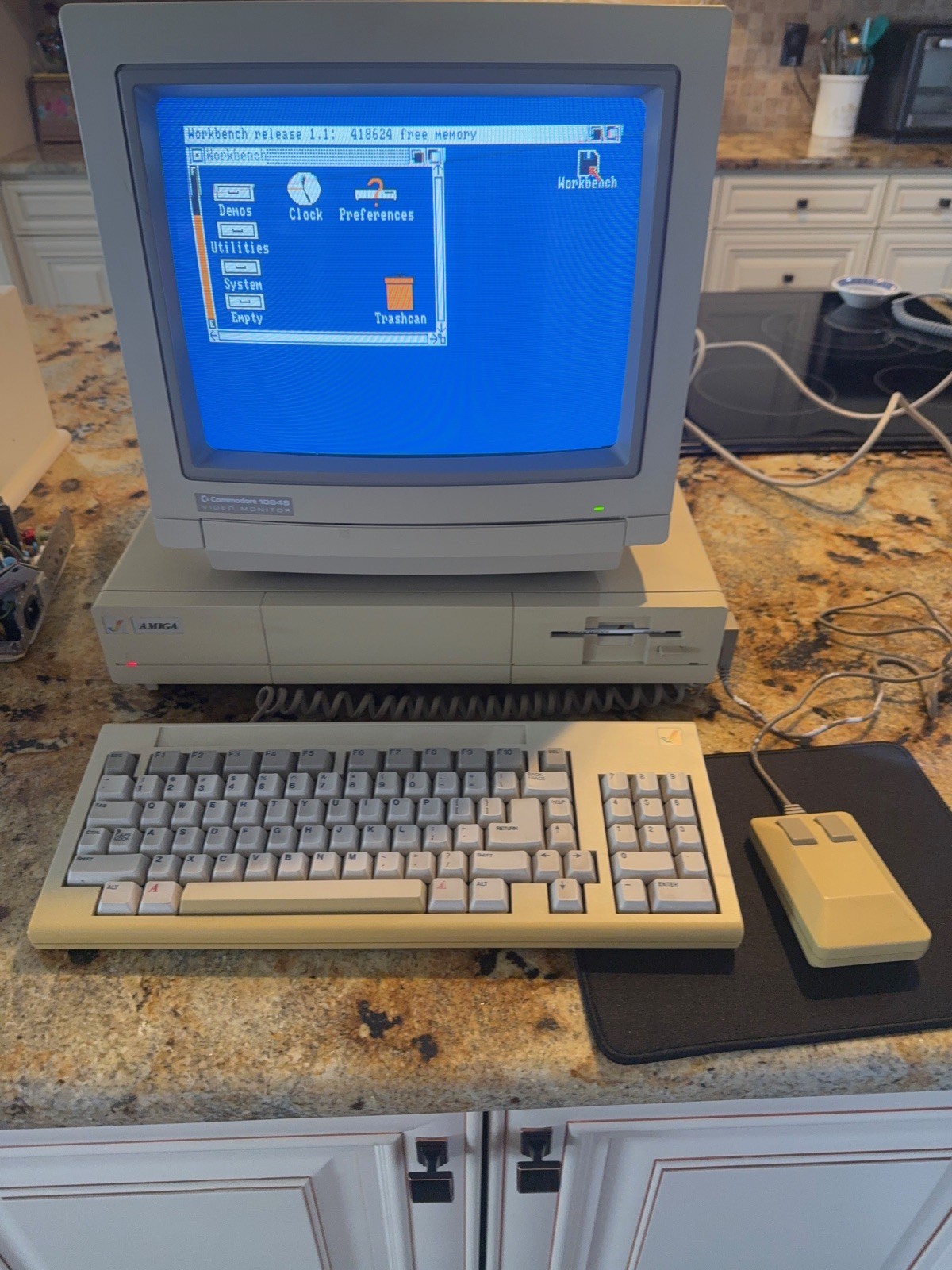 Commodore Amiga 1000 personal computer tested, working, clean w/original box
