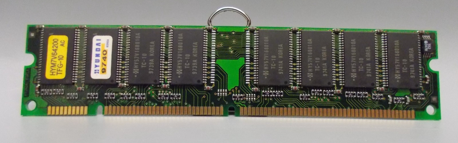 2x Hyundai HYM7V64200 TFG-10, 16MB, SD RAM, 168-Pin, PC-66 Non-ECC. #SU-509