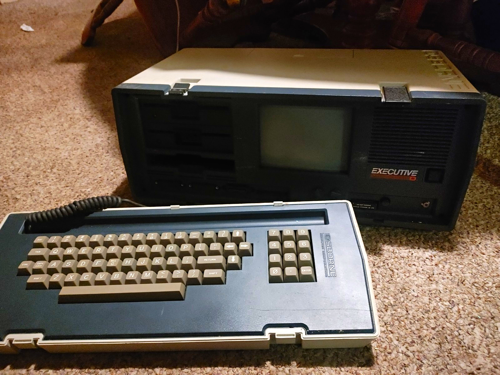 Osborne Executive Vintage Computer w/ Keyboard + Floppy Binder (UNTESTED)