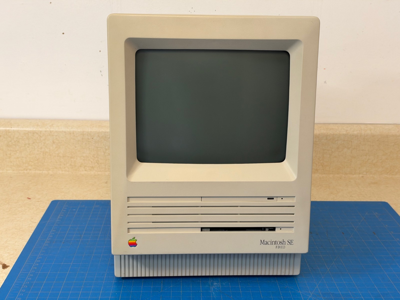 Apple Macintosh SE FDHD 9" Computer p/n {M5011} For Parts or Repair READ Below