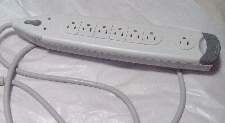 Belkin surgeMaster model F9H710-06 surge protector 4 ft works