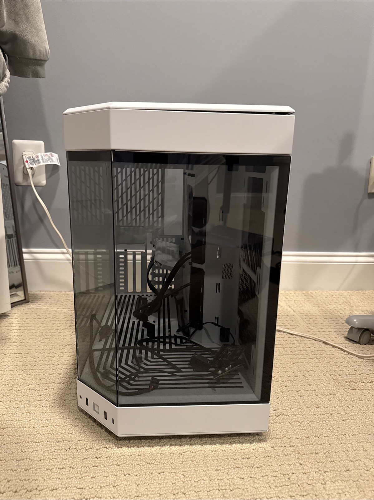 HYTE CS- HYTE -Y60-WW ATX Mid-Tower PC Case Snow White with Tempered Glass