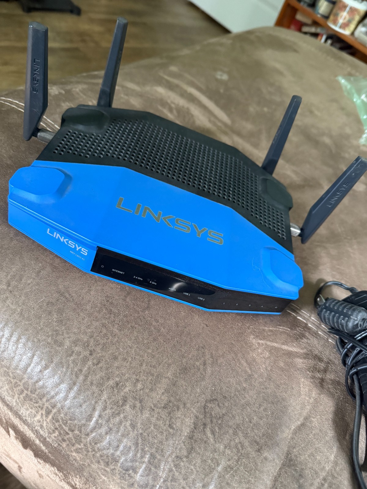 Linksys WRT1900AC 1300 Mbps 4 Port Dual-Band Wi-Fi Router