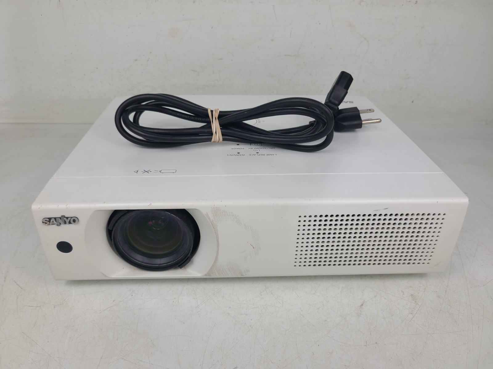 Sanyo PLC-XU105 Pro Xtrax Multiverse XGA Projector 4500 Lumens (TESTED)