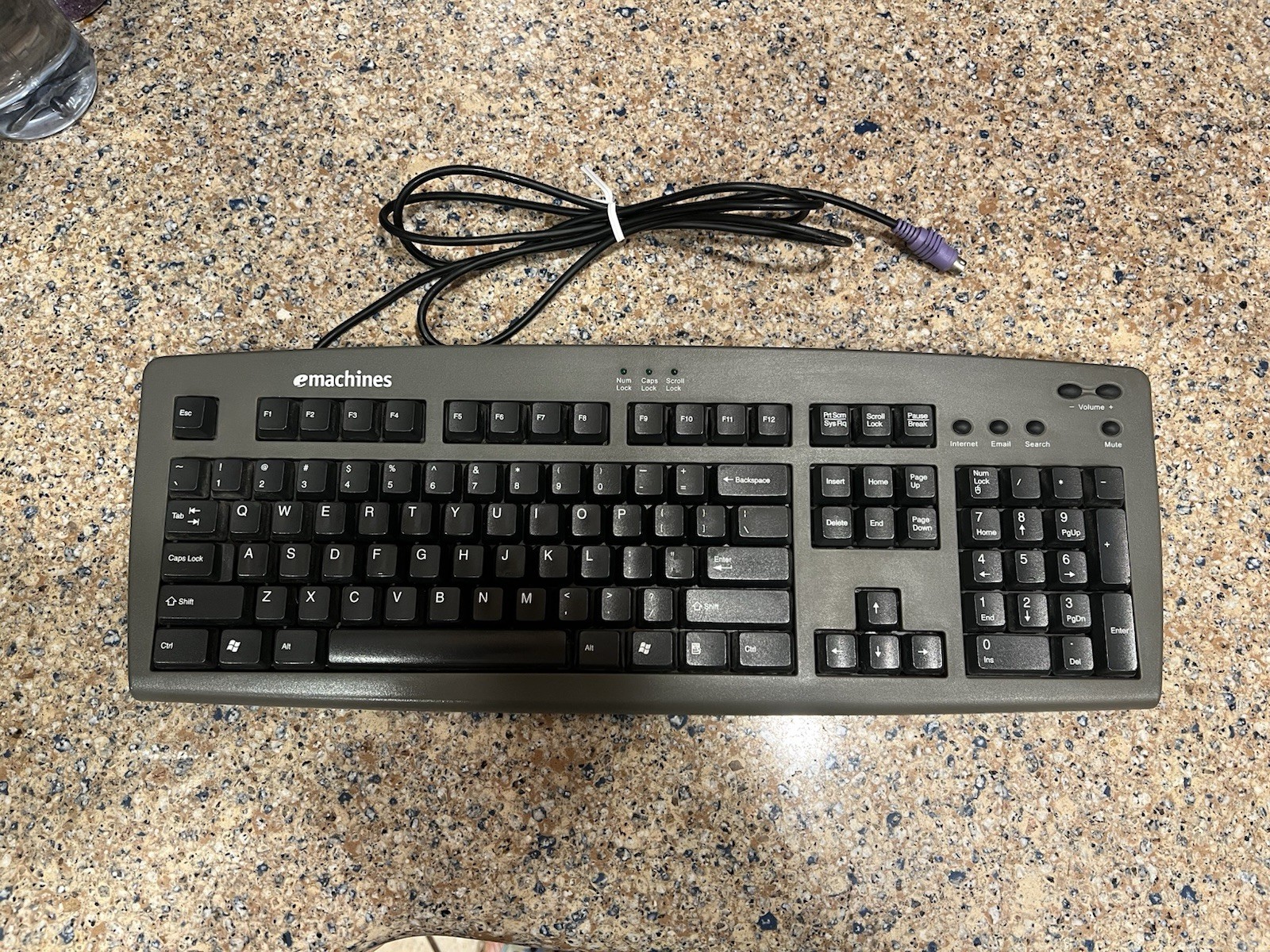 eMachines PS/2 Wired Keyboard with Volume Keys - KB-9908, Missing 1 Riser Foot