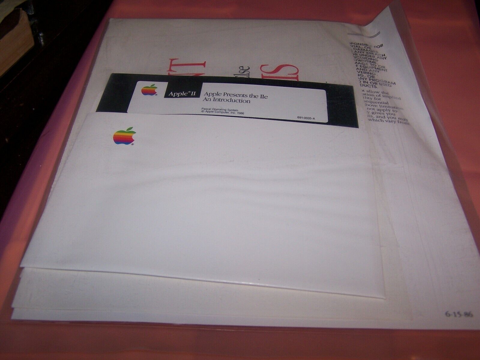 Apple Presents the IIe An Introduction & Getting Down to BASIC - Disks