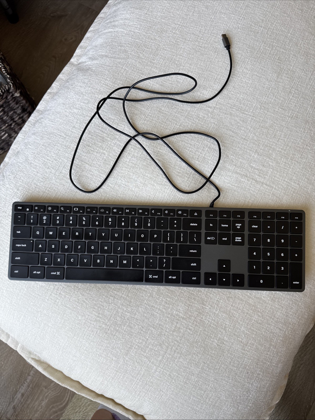 Satechi Slim W3 USB-C Wired Keyboard Gray And Black