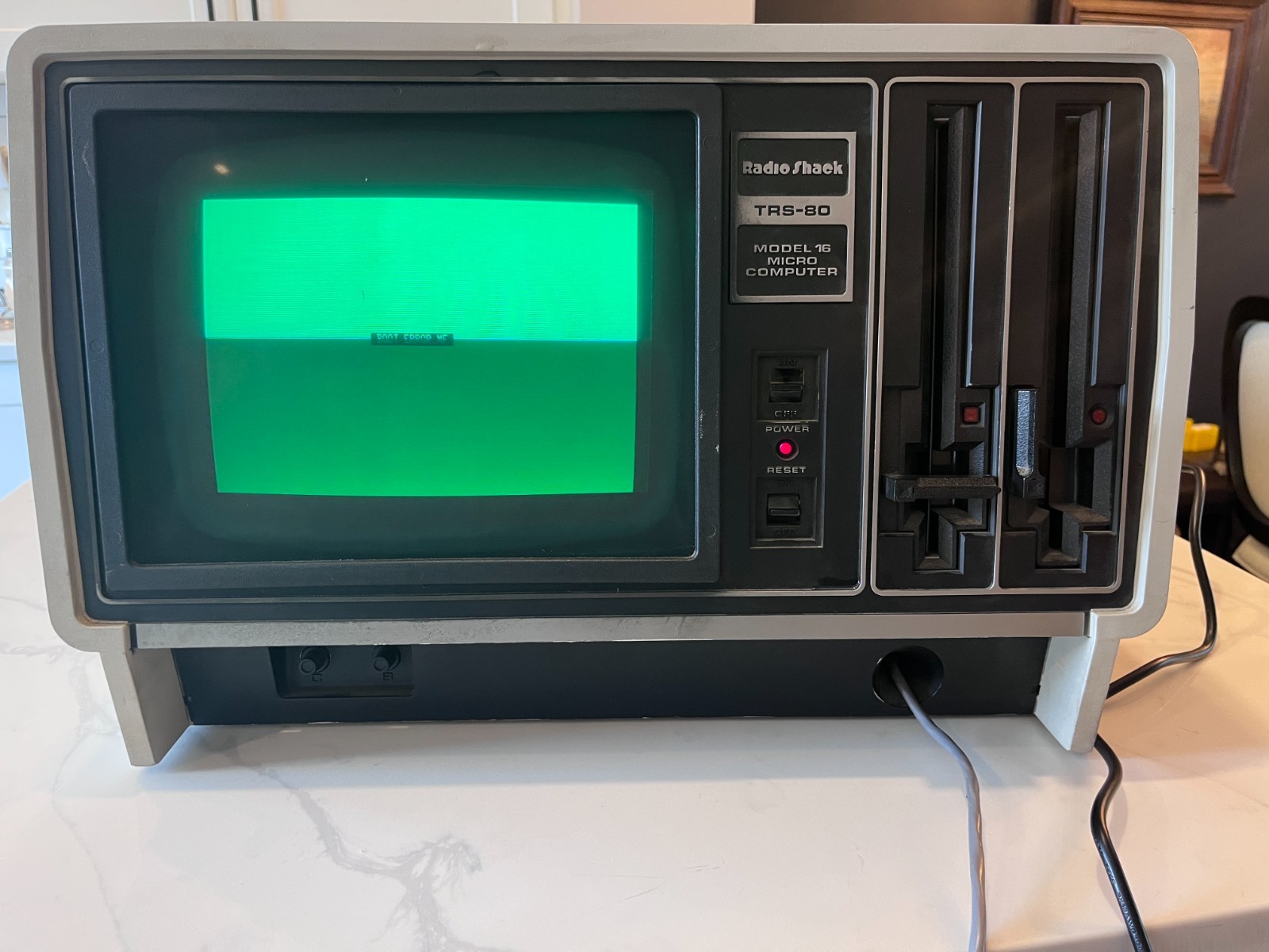 Vintage Radio Shack TRS-80 Model 16 Micro Computer – Powers On – Untested AS IS