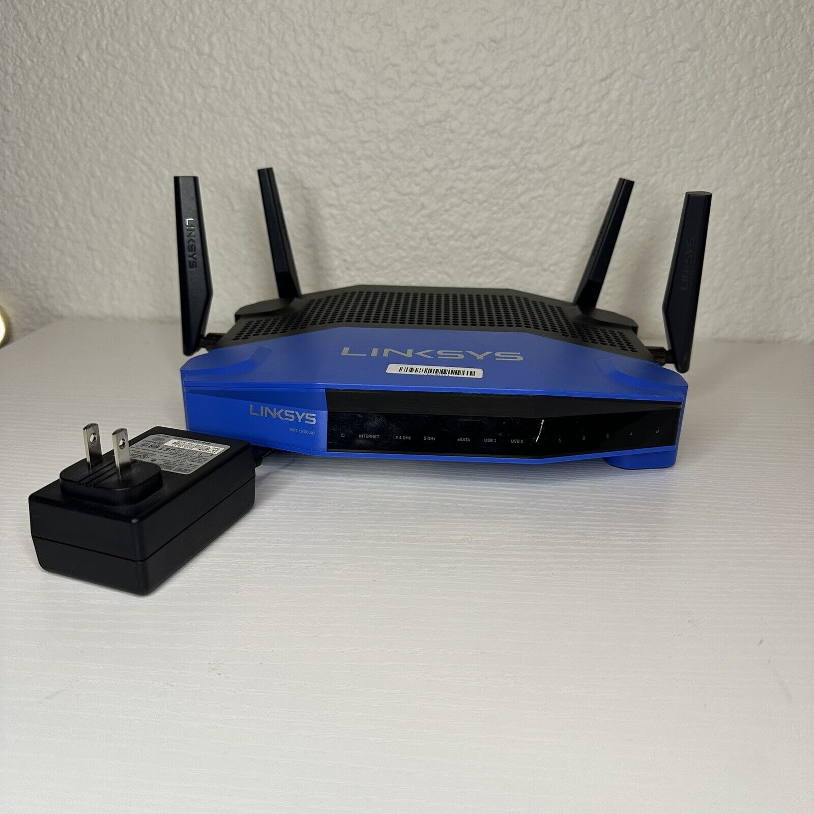 Linksys WRT1900ACS 1300 Mbps 4 Port Dual-Band Wi-Fi Router POWERS ON