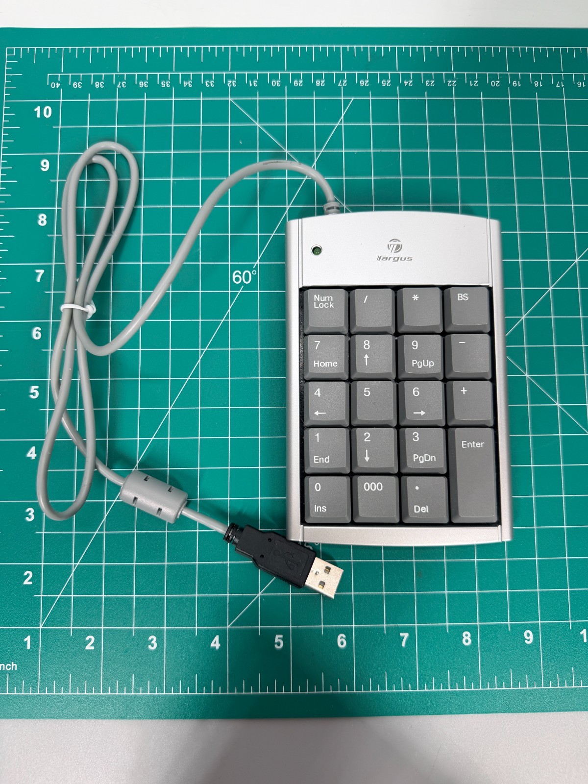 Targus PAUK10U Numeric 10-Key Number Keypad 2-Port USB Silver Pad Numlock WORKS