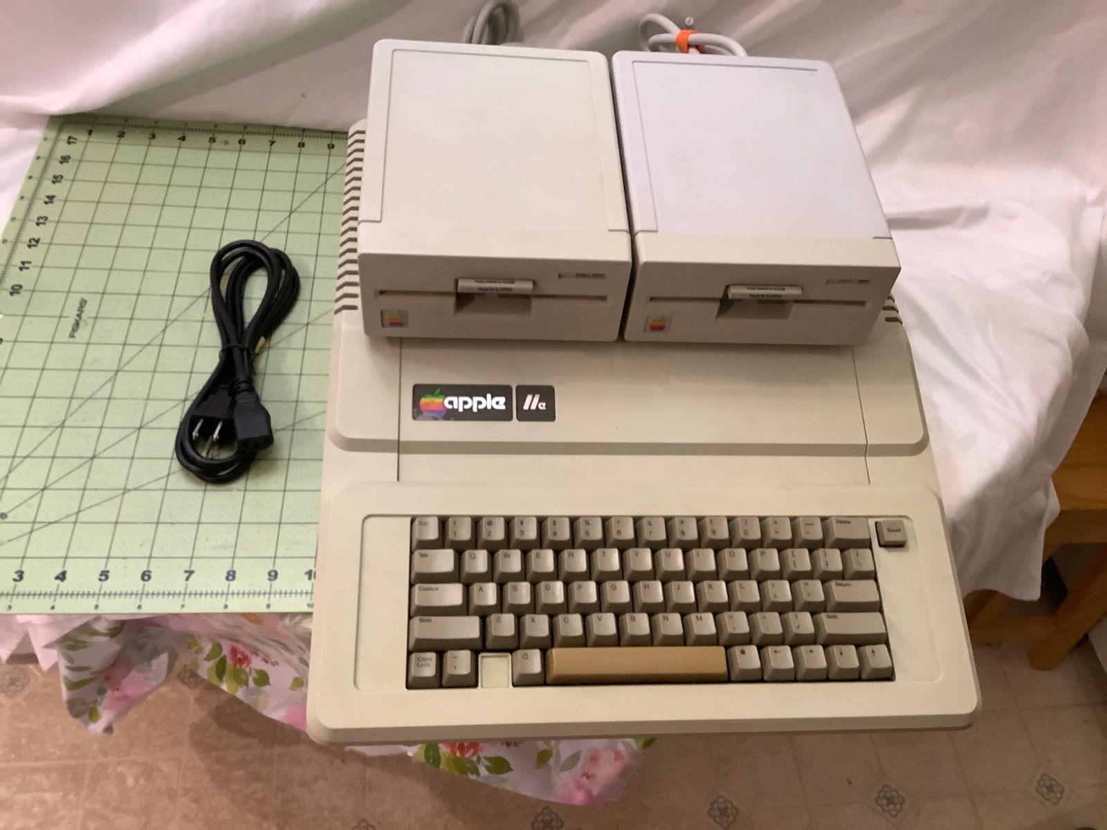 Apple IIe A2S2064 Computer  w/2 UniDrives/VGA Card/ SEE VIDEO 