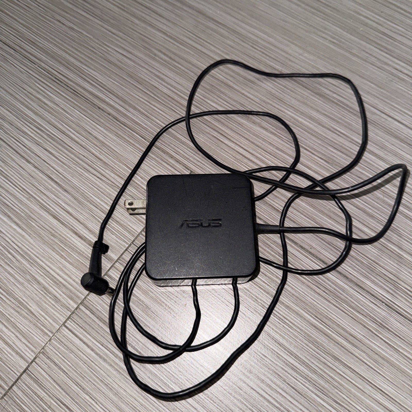 Genuine 45W Asus AC DC Wall Adapter Model AD883J20 W15-045N2A 19V 2.37A OEM