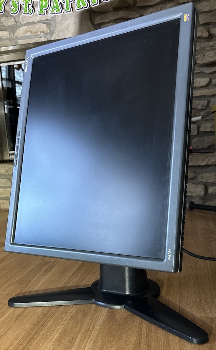 ViewSonic 19” LCD Monitor VP191b Lifts Tilts Rotates Spins CPU VGA Screen