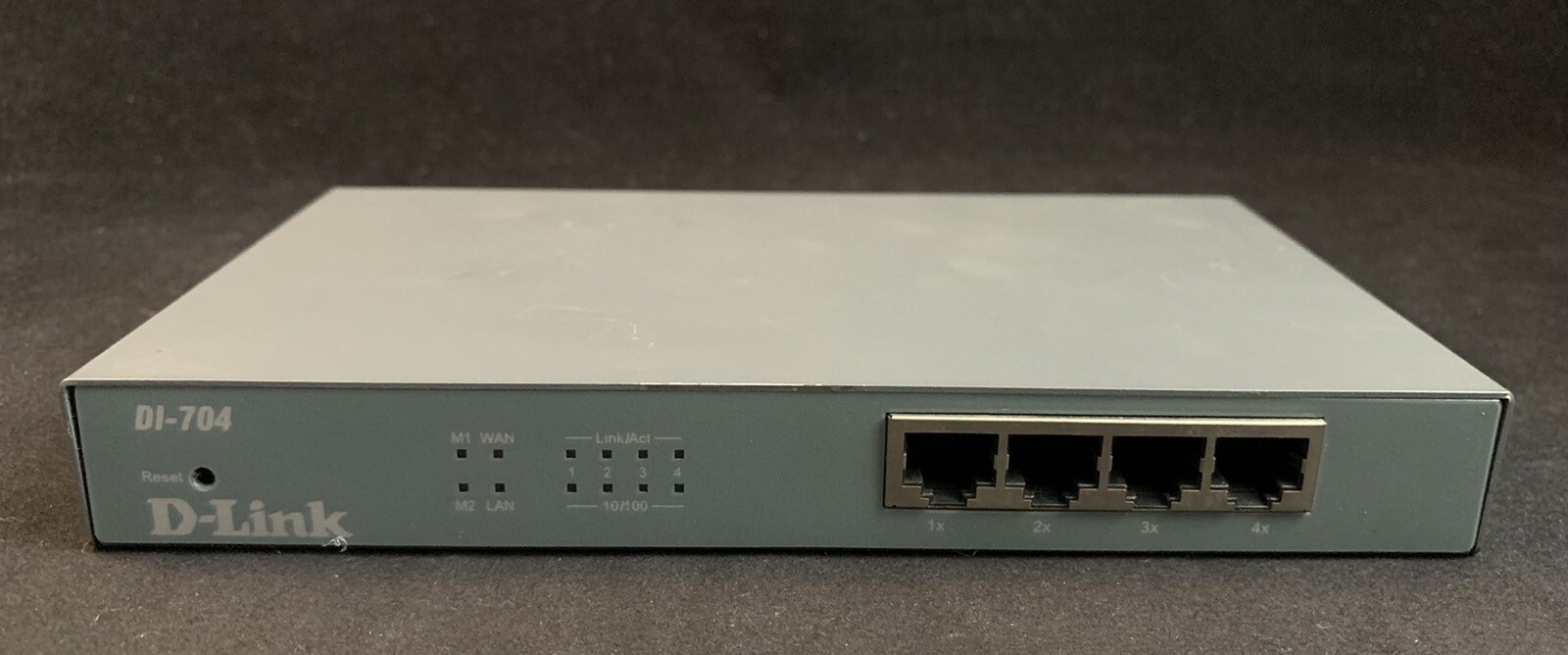 D-Link DI-704 Internet Gateway and Firewall with 4 Port Switch