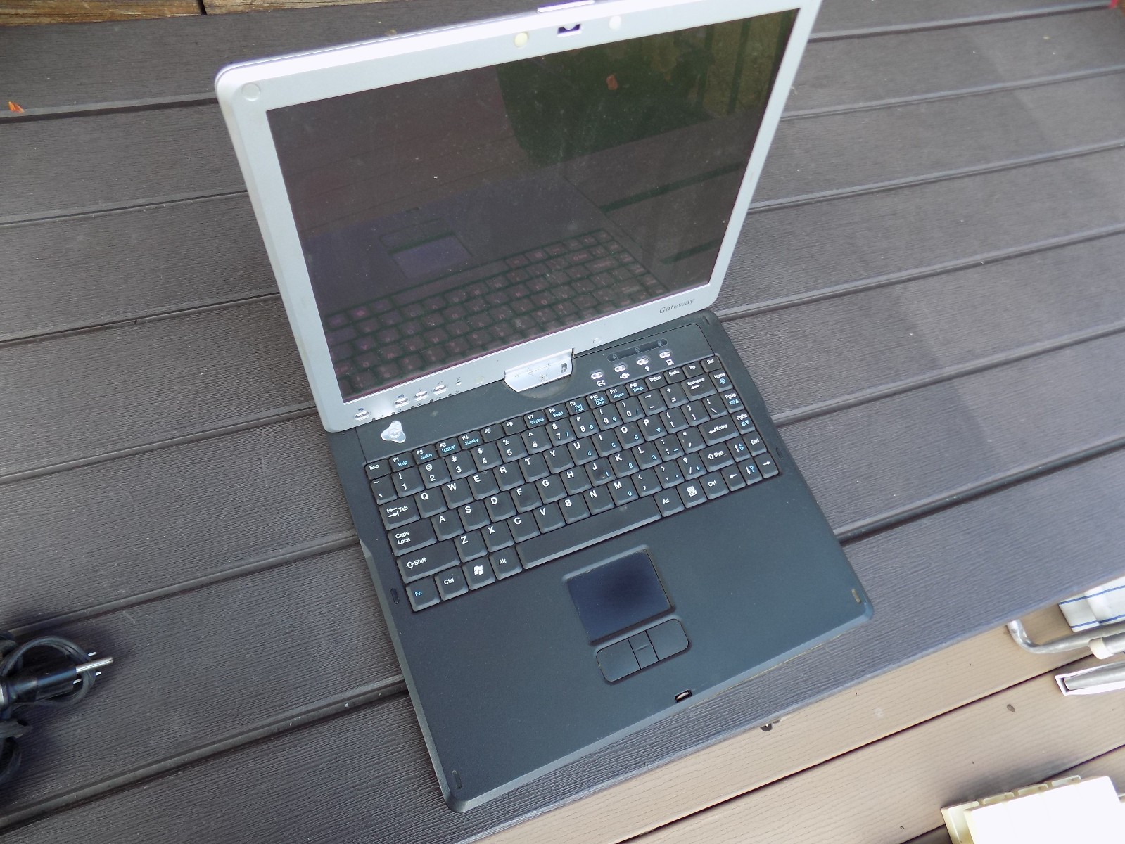 Gateway M275  14" Laptop / Tablet Intel Pentium With Power Supply