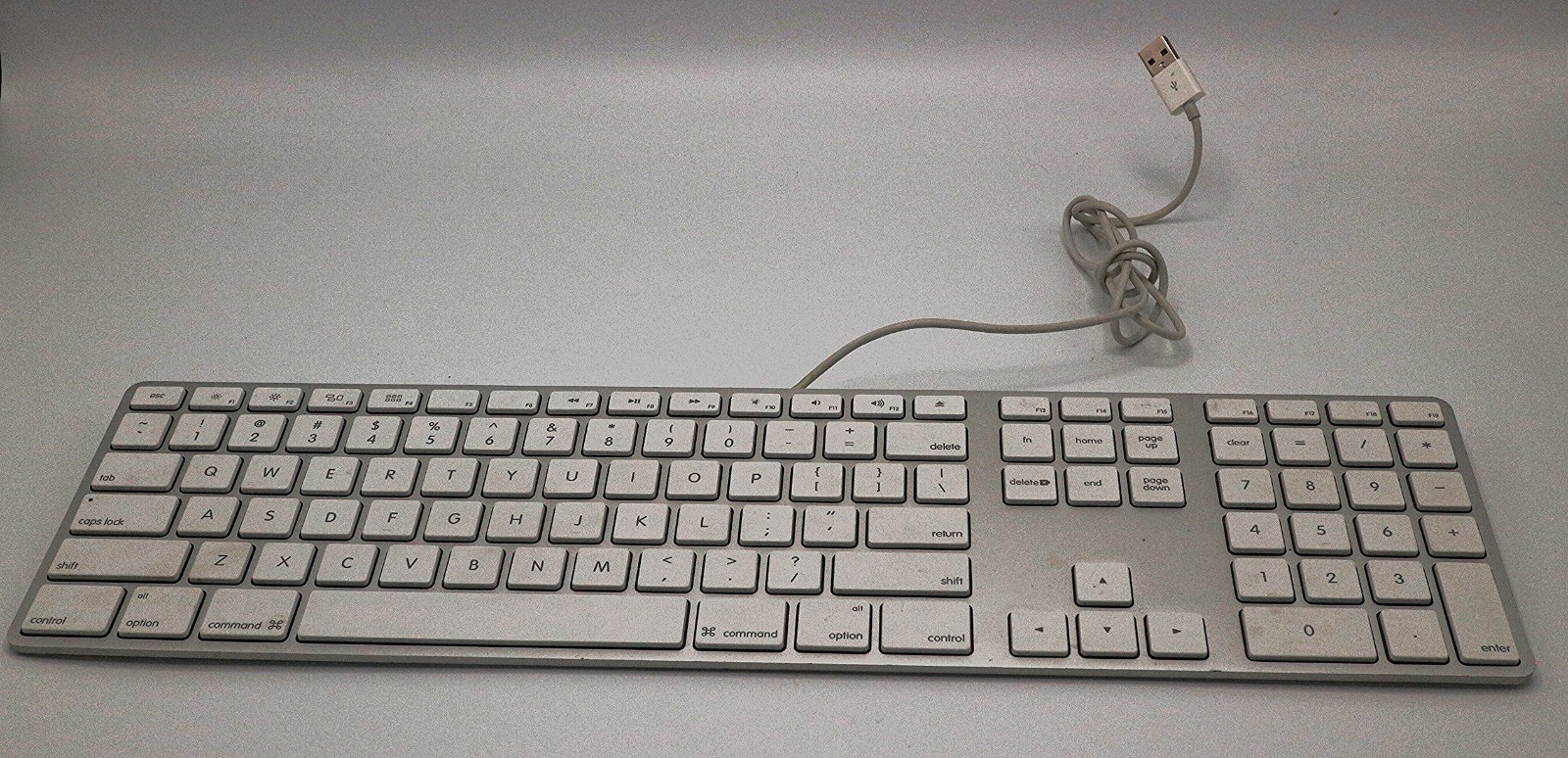 Apple A1243 MB110LL/B Wired Keyboard Authentic Genuine - Perfect Condition