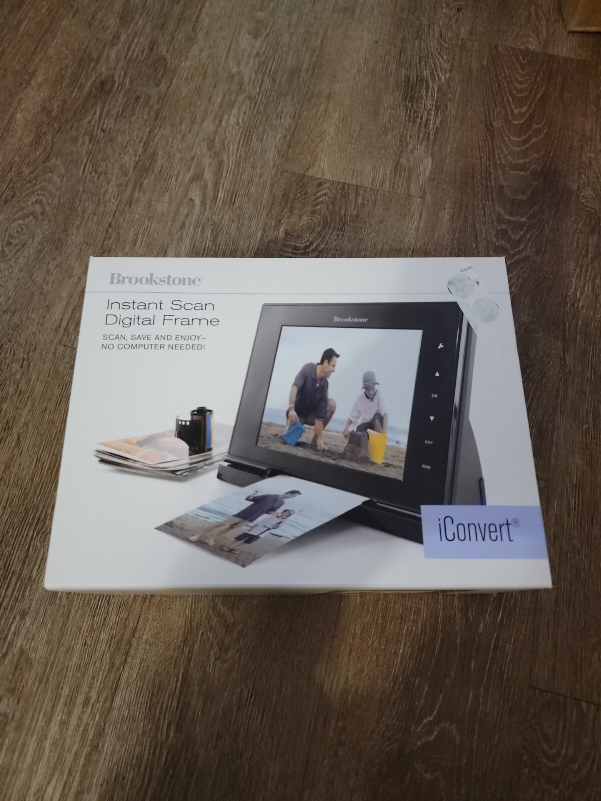 Brookstone iConvert Instant Scan Digital Frame- 8" Frame 600 x 800 