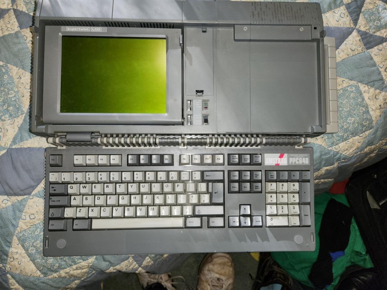 AMSTRAD PPC 640 With Case and manual Powers on will need software
