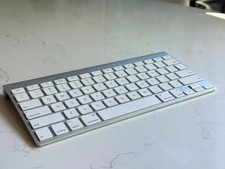 Apple A1314 Wireless Keyboard MC184LL/A  White Keys Aluminum Metal Base 2 AA picture
