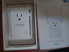 TP-LINK 300Mpbs Wi-Fi Range Extender Power Outlet Pass-Though TL-WA860RE In Box picture