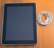 Apple iPad 1st Gen, WiFi model, 16GB - original battery holds a decent charge picture