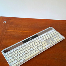 Logitech K750 Wireless Keyboard White/Silver English QWERTY Multimedia MPN picture