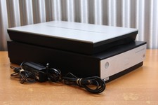 Epson Perfection V700 Photo w/ AC + USB, Glass blemish -- Read picture