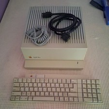 Apple IIGS Computer A2S6000 w/ Some Cables, powers on picture